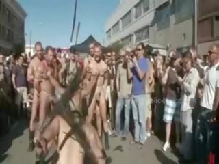 Público plaza com despojado homens prepared para selvagem coarse violento homossexual grupo porcas filme