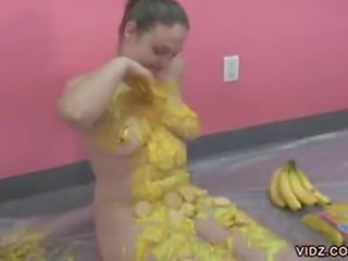 Meztelen mocskos strumpet danni csinál egy banán osztott