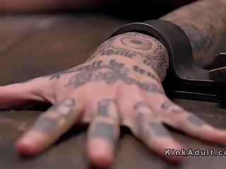 Τατουάζ και φιμώνεται υπο bdsm torment