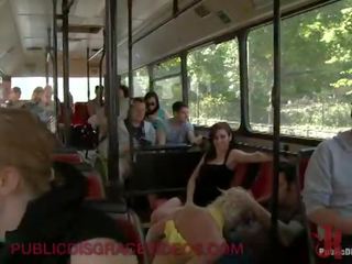 Vergavimas blondinė analinis pakliuvom į viešumas autobusas pilnas apie svetimi