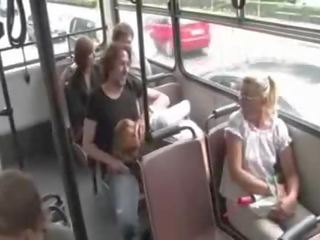 Bitchy mencari si rambut merah walked dalam awam terikat menghisap johnson dalam awam transport