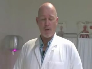 Krūtainas apaļš ķermenis iezīme fucked un iznīcināti uz pie morgue līdz banda no nejaukas slimnīca personāls
