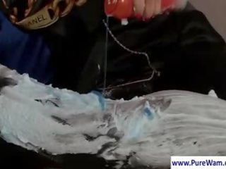 Babes penyebaran mencukur krim pada mereka badan-badan